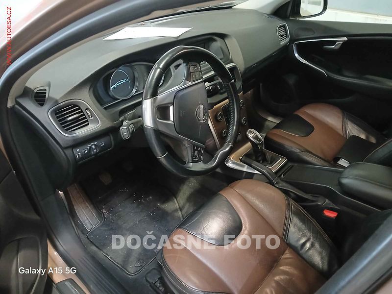 Volvo V40 (2013) 1.6 D2, 1.maj, Cross Country - fotka 3 z 3