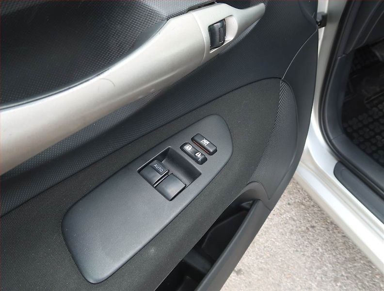 Toyota Auris (2009) 1.3 Dual VVT-i, Park. senzory - fotka 15 z 15