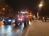 Traktory dorazily do Prahy ještě za tmy.
