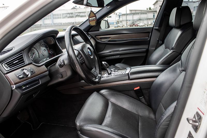 BMW Řada 7 - fotka 14 z 24