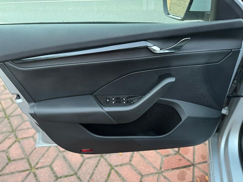 Škoda Octavia 1.5TSi 1.MAJ ČR NEBOUR. ZÁRUKA - fotka 19 z 23