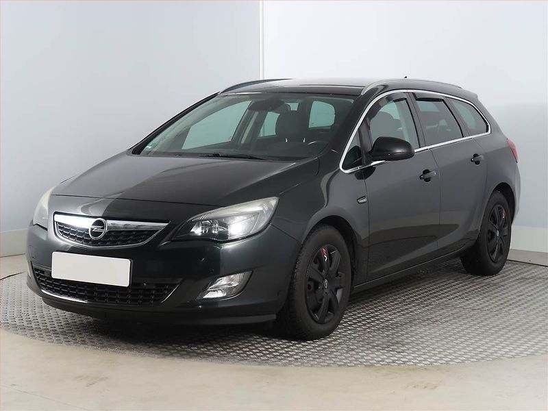 Opel Astra (2012) 1.7 CDTI, po STK, Tažné - fotka 2 z 15