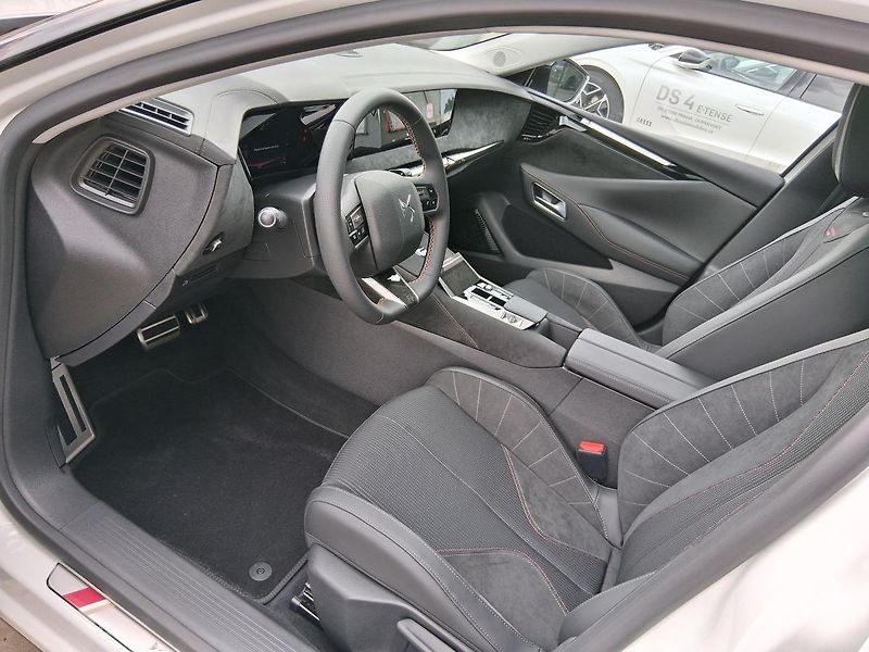 DS Automobiles DS4 PERFORM. LINE+ 1.2 PT 96 kW - fotka 10 z 32