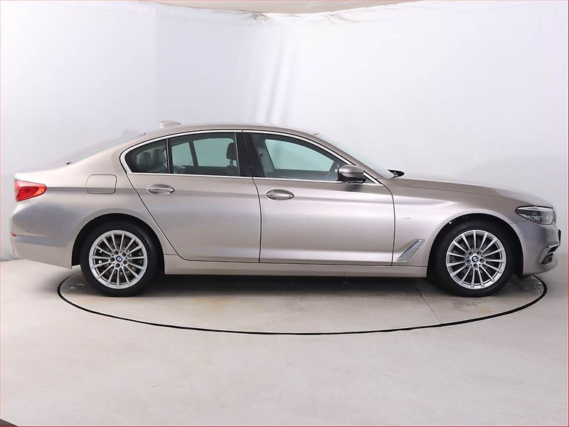 BMW Řada 5 (2018) Luxury Line 520d xDrive - fotka 6 z 20