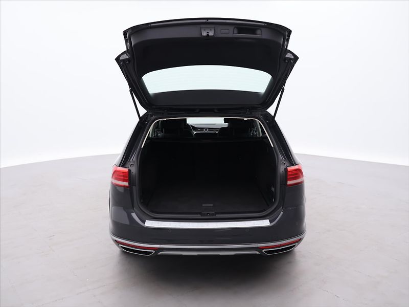Volkswagen Passat 2,0 TDI 140kW Alltrack 4M DSG - fotka 9 z 28