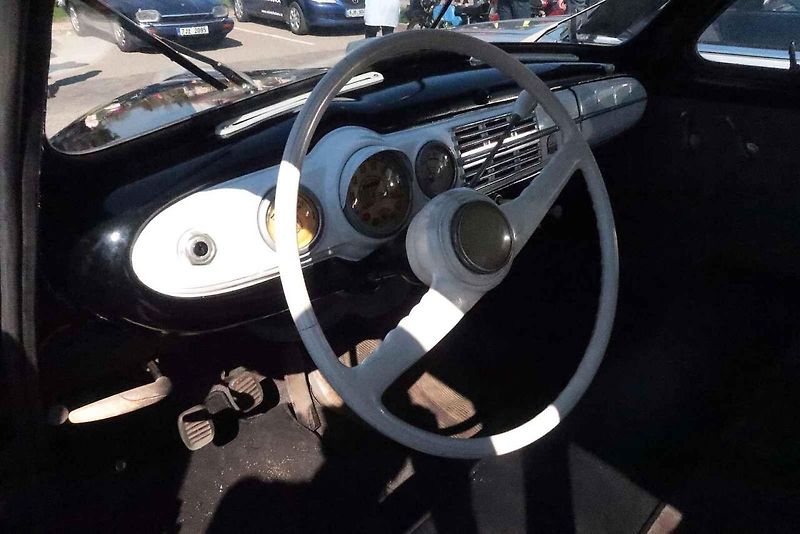 Hynek Trachta z Velkého Meziříčí dorazil se Škodou 1201 na zahájení sezony automobilových veteránů do Třebíče. Téměř 70 let tato škodovka jezdila ve Finsku.