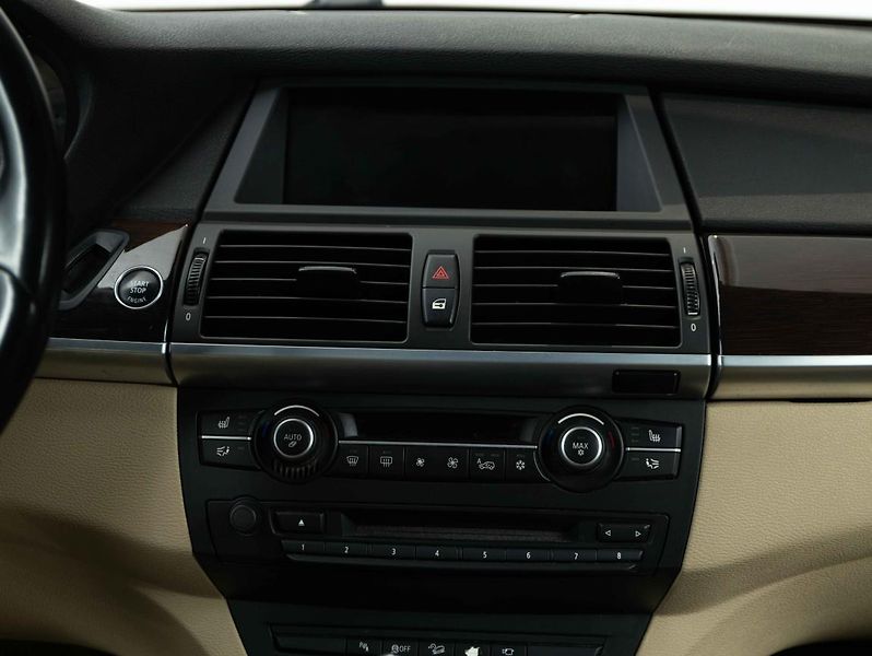 BMW X5 xDrive50i - fotka 14 z 22