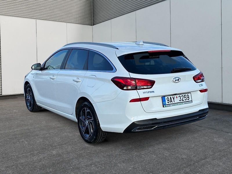 Hyundai i30 (2023) SMART 1.5T-GDI 118kW CZ DPH - fotka 4 z 11
