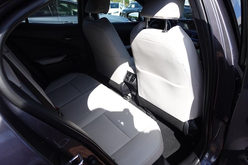 Lexus UX 250h 2,0HSD Special Edition - fotka 14 z 32