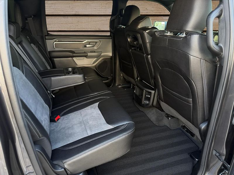 Dodge RAM (2022) +WINCHER+ROUGH COUNTRY+6 míst+ - fotka 14 z 23