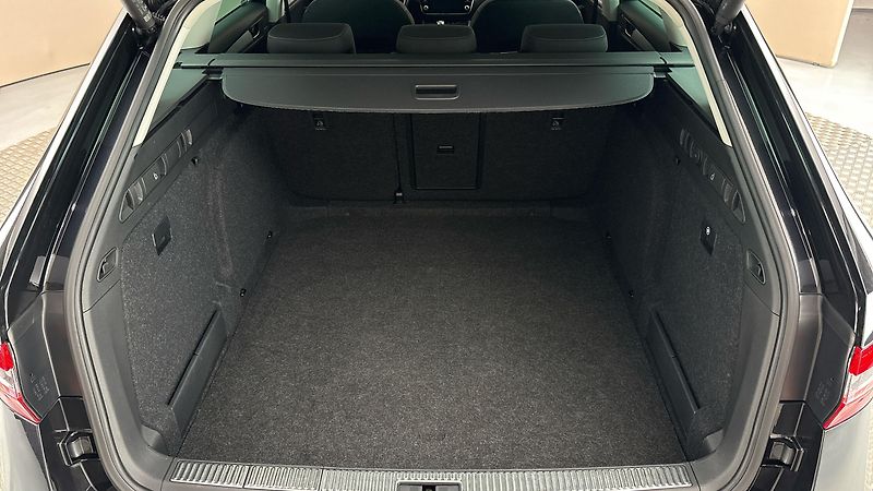 Škoda Superb 2.0 TDI Ambition Combi - fotka 17 z 29