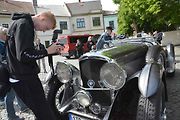 Stovka nablýskaných motocyklů a automobilů předválečné a meziválečné éry vyrazila v neděli z Horního náměstí v Přerově na spanilou jízdu regionem. Nejstarší účastnicí byla 88letá Libuše Šulcová. Vyrazila na motocyklu BSA 770 se sidecarem z roku 1928.