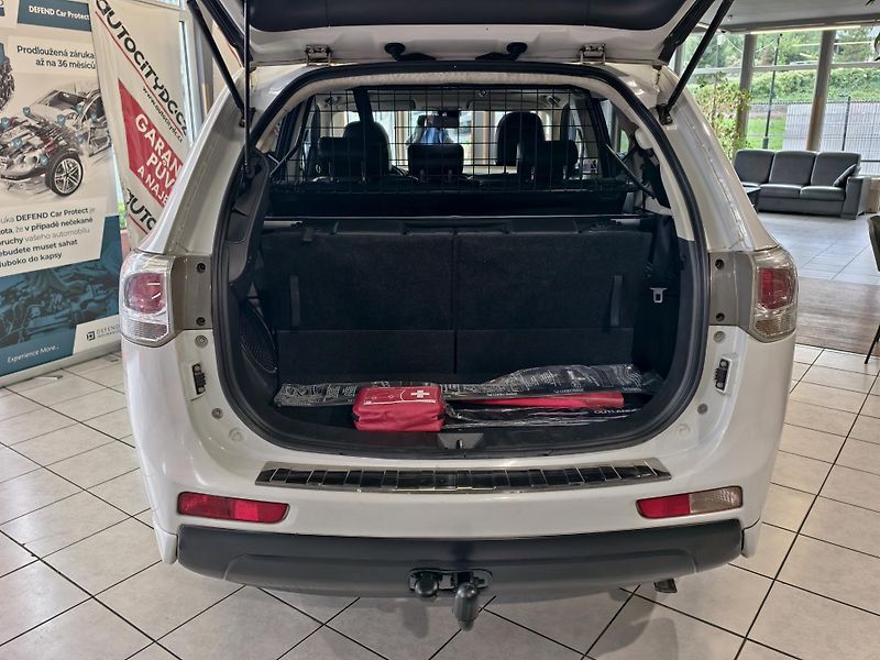 Mitsubishi Outlander 2.2 DI-D 4x4, 7MÍST, INSTYLE - fotka 13 z 24