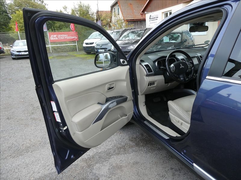 Mitsubishi Outlander 2,4 i 125kW 7.míst,4x4,automat - fotka 18 z 35