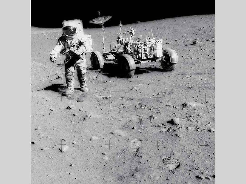 LRV a kosmonaut na povrchu Měsíce.