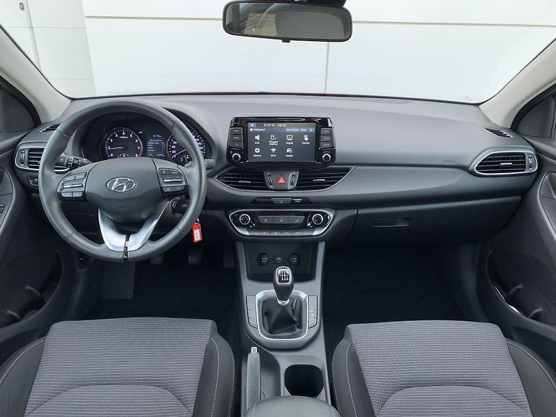Hyundai i30 COMFORT 1.5i 80kW MAN6 - fotka 2 z 30