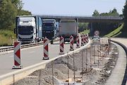 Poslední letošní opravovaný úsek dálnice D5 dostává nový cemento-betonový povrch.