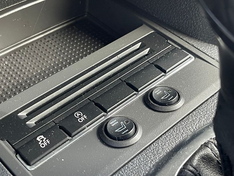 Volkswagen Touran 1.6TDi 77kW*WEBASTO*VÝHŘEV SED - fotka 27 z 34
