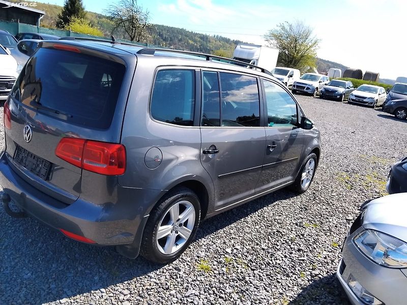 Volkswagen Touran (2011) - fotka 6 z 27