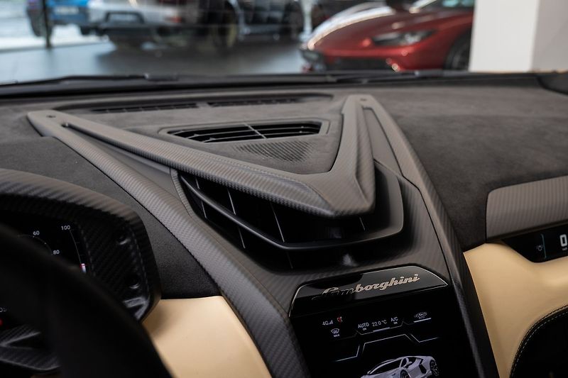Lamborghini Revuelto - fotka 12 z 22