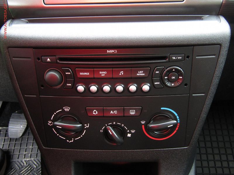Citroën C4 (2009) 1.4 16V, 1.maj,ČR, AC, STK2 - fotka 13 z 16