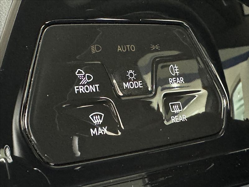 Volkswagen Golf 2,0 TDi  DSG Style LED Assist - fotka 23 z 47