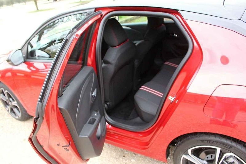Opel šel cestou co nejnižší možné ceny, v základu nabízí tedy jediný motor.