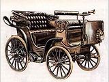 Křižíkův elektromobil z roku 1895 byl hybrid, dobíjel za jízdy spalovacím motorem.