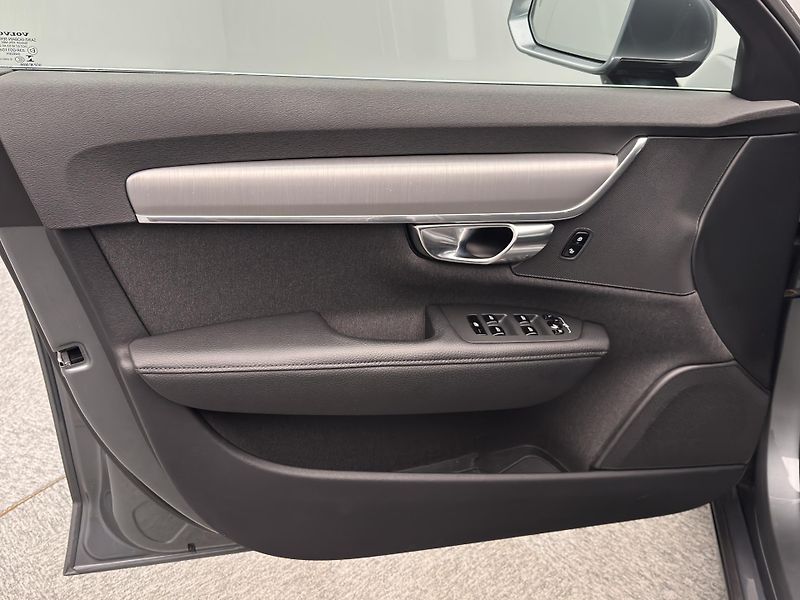 Volvo V90 D4 MOMENTUM PRO  - fotka 18 z 52