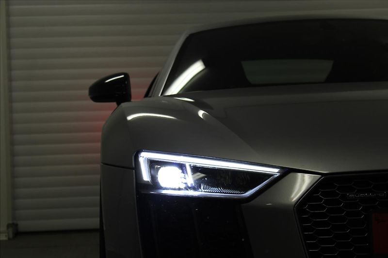 Audi R8 5,2 FSI V10 plus QUATTRO Ceram - fotka 33 z 41
