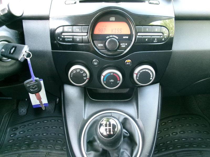 Mazda 2 (2011) 1,3i KLIMA ALU VÝHŘEV - fotka 25 z 27