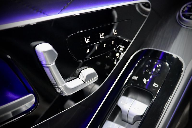 Mercedes-Benz Třídy S 580 Long 4Matic V8 370 kW - fotka 14 z 43