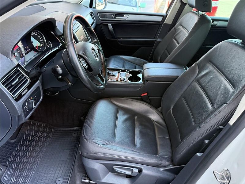 Volkswagen Touareg 3,0 TDI kůže,tažné,po servisu! - fotka 11 z 24