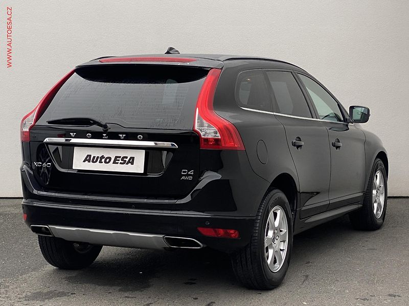 Volvo XC60 (2016) 2.4 D4 AWD, ČR, Momentum, AT - fotka 4 z 17