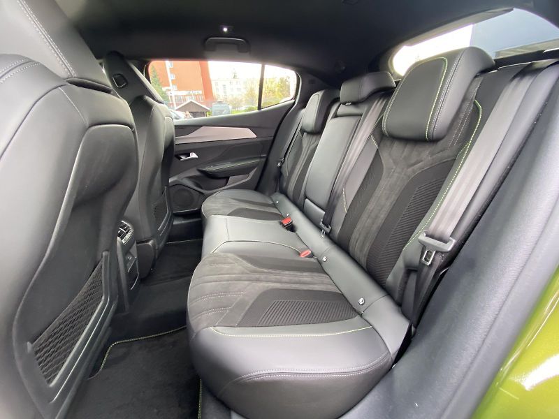 Peugeot 408 (2026) GT Plug-in HYBRID 240 e-DCS7 - fotka 21 z 22