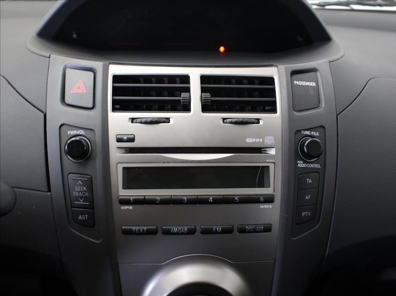 Toyota Yaris 1,3 i 73kW 2.maj.ČR STK - fotka 10 z 16
