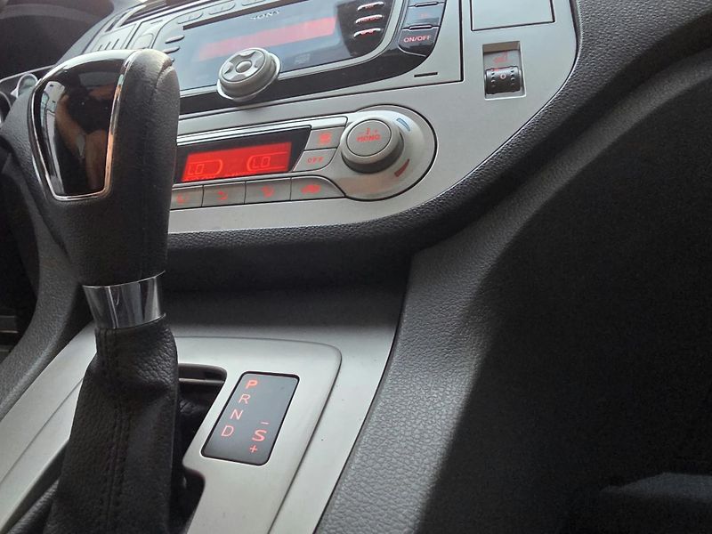 Ford Kuga 2.0-AUTOMAT-KŮŽE/TEXTIL-ODĚRKY - fotka 25 z 27