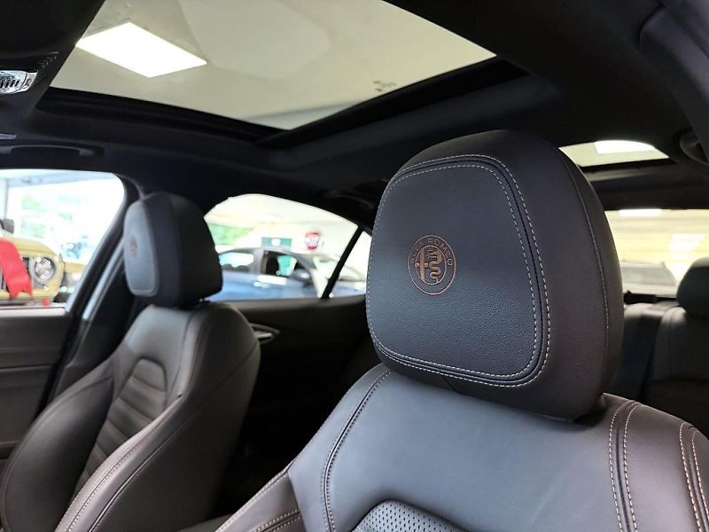 Alfa Romeo Giulia (2025) 2.2 JTD 210k AT8 ZF Q4 4x4 Int - fotka 24 z 26