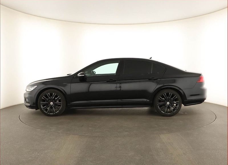 Volkswagen Passat (2019) R-Line 2.0 TDI - fotka 3 z 15