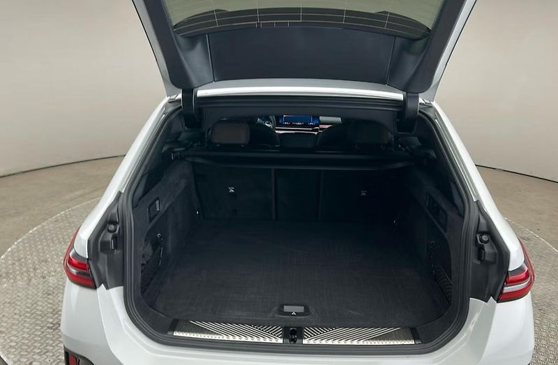 BMW i5 eDrive40 Touring M Kam Tažné - fotka 14 z 26