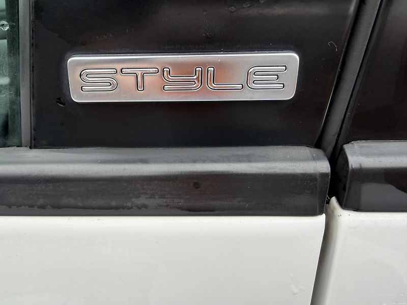 Volkswagen Touran 2.0 TDI STYLE - fotka 19 z 21