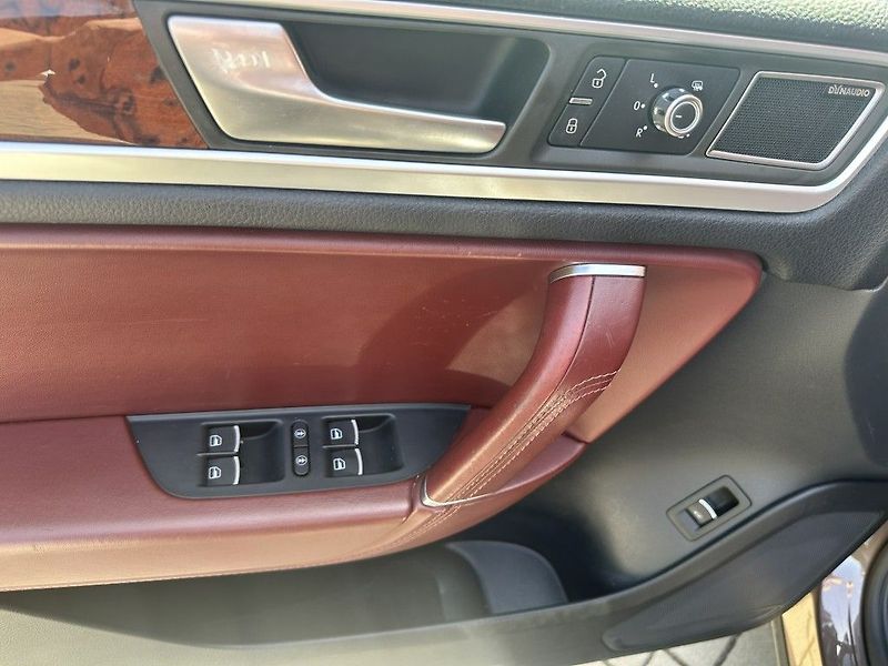 Volkswagen Touareg 3.0 V6 TDi BlueMotion - fotka 24 z 35