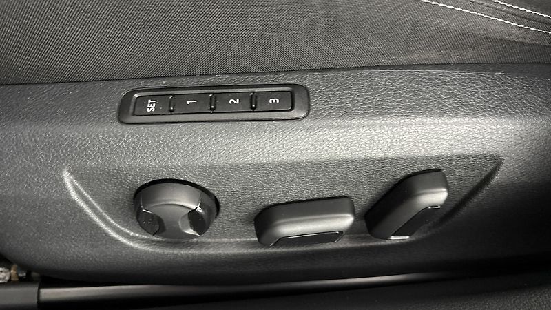 Škoda Superb 2.0 TDI DSG Style Combi - fotka 21 z 28