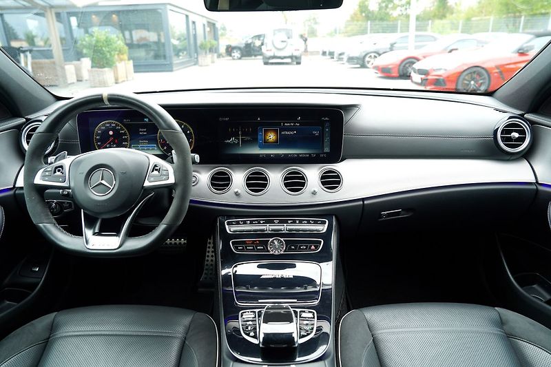 Mercedes-Benz Třídy E E63 S AMG 4Matic+// 615 PS - fotka 25 z 48