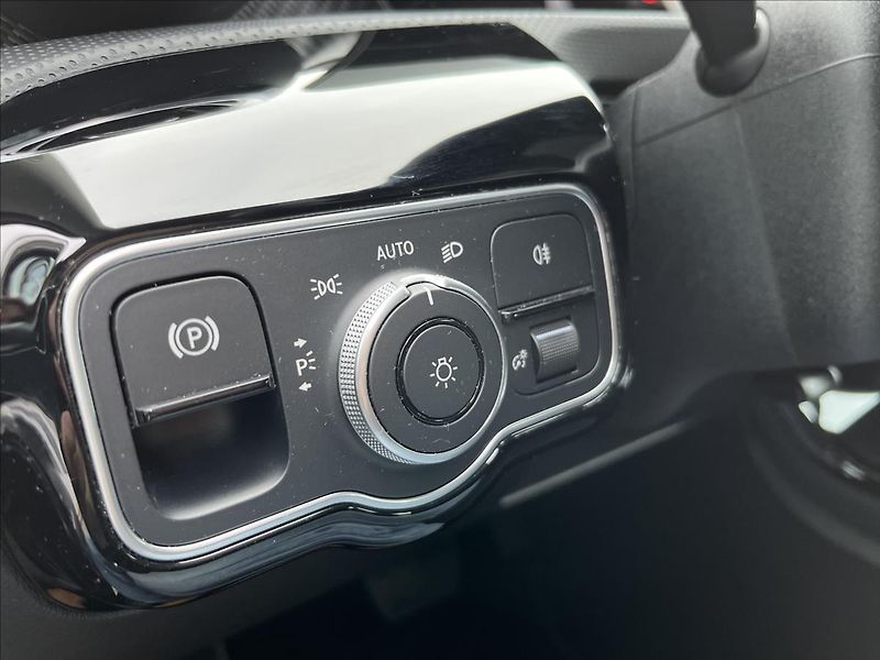 Mercedes-Benz Třídy A 180 Progressive Line - fotka 11 z 21