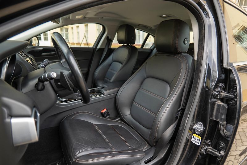 Jaguar XE 20t Prestige Meridian Kůže - fotka 15 z 35