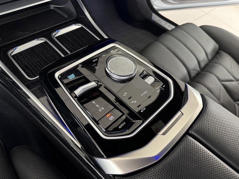 BMW i7 60 xDrive M-SPORT*Max.Výbava! - fotka 35 z 59