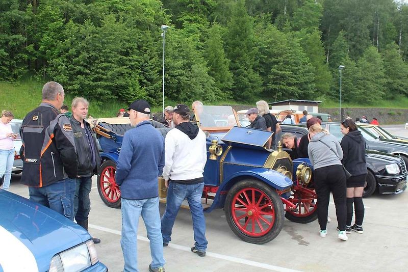 Na Centrální parkoviště P1 ve Skiareálu Ještěd se sjelo přes sedm desítek účastníků.