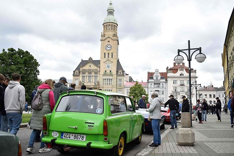 Tradiční sraz autoveteránistů na náměstí T. G. Masaryka v Prostějově. 18. května 2025