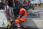 Pokládka betonové vrstvy vozovky je milníkem stavby dálnice D1 na úseku Říkovice - Přerov. Stavebníci ji zahájili tento týden.